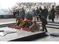 Возложении цветов к мемориалу Неизвестному солдату